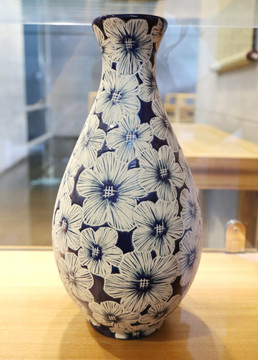 蓝地花朵纹玉壶春瓶