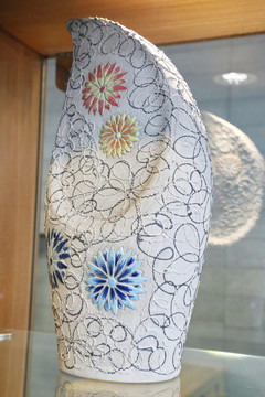 白地花卉纹锥形瓷瓶