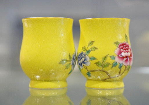 黄地牡丹花瓷杯
