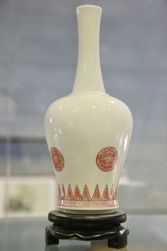 白地红彩长颈瓷瓶