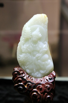 白玉雕雕执法器金刚佛像山子