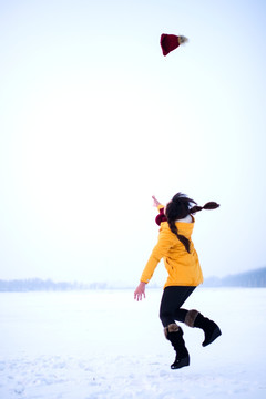 雪地里跳跃的女孩