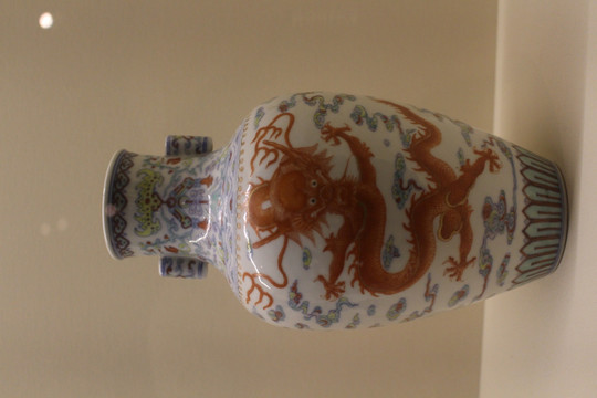 龙纹陶瓷瓶