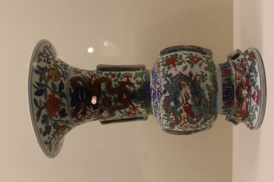 龙纹陶瓷花瓶