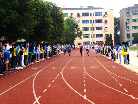 中学生运动会100米决赛