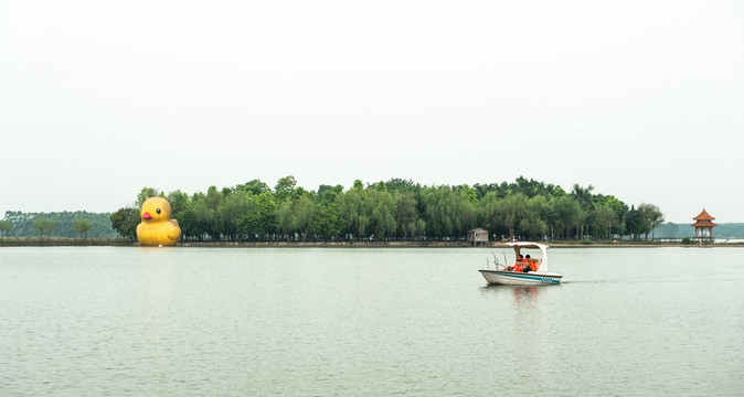 大黄鸭 游艇 山水 湖边