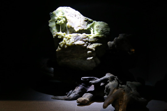 玉雕光影造型山崖洞穴