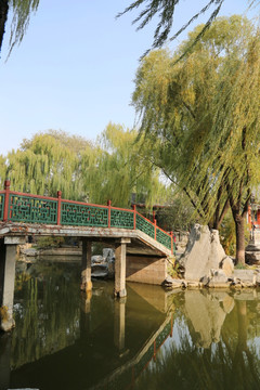 绿色栏杆的石桥