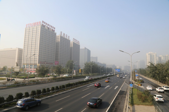 轻度雾霾下的北京四环主路