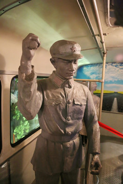 石雕老公交车上的解放军战士