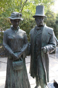 带帽子的英国绅士夫妇雕像
