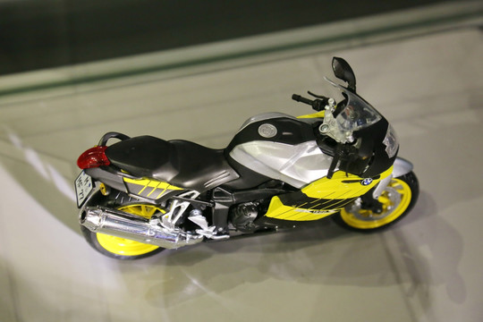 黄色摩托车模型