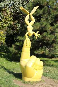 手指上的青蛙雕塑