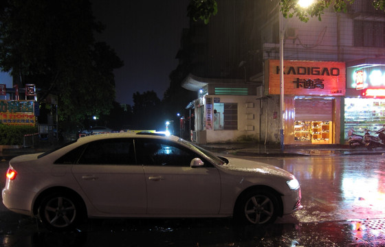 暴雨汽车