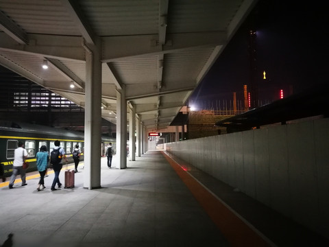 夜晚的嘉兴火车站
