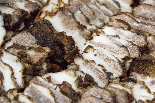切好的腊肉片
