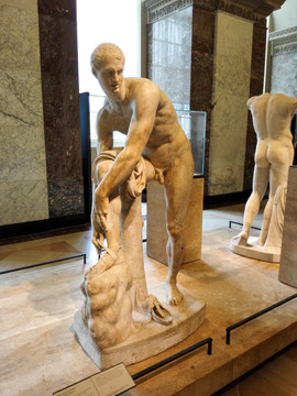 卢浮宫雕塑海尔梅斯整理鞋履
