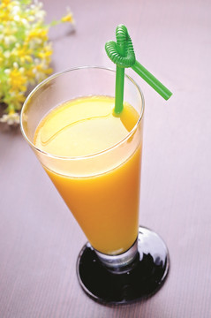 橙香飞舞橙汁
