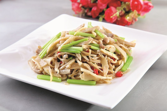 脆笋炒肉丝