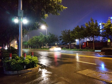 城市雨夜的道路