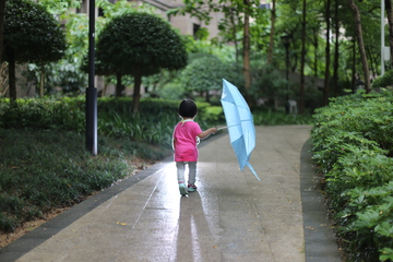 女童拿着伞背影