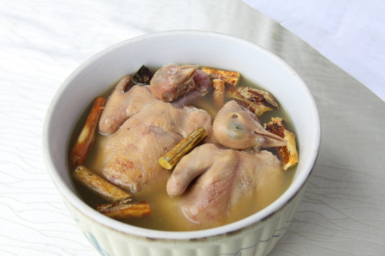 五指毛桃炖乳鸽