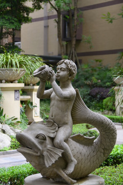 中庭花园 喷泉雕塑 骑鱼儿童