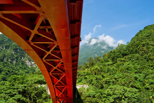 红钢拱桥跨山