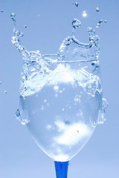 冰块和玻璃飞溅水