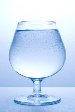 清澈的水与小气泡在玻璃。