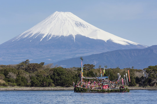 日本鱼船和富士山