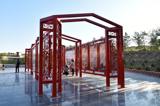 公园铁艺造型，红色艺术门