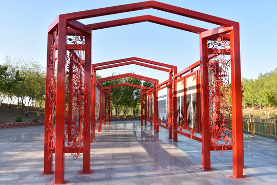 公园铁艺造型，红色艺术门