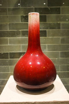 均红釉胆瓶