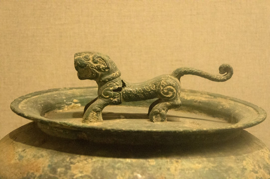 陕西西安文物虎钮铜錞盂