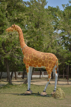 公园里的长颈鹿雕塑