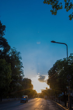 傍晚城市公路交通中汽车背景