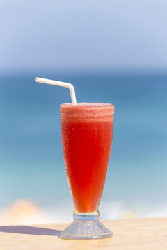 沙滩上的西瓜汁