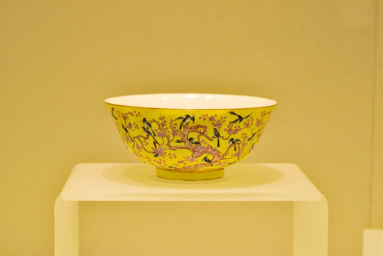 清同治 黄地粉彩梅鹊纹餐具
