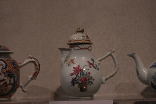 彩绘陶瓷茶壶