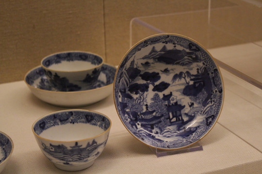 青花瓷盘瓷碗