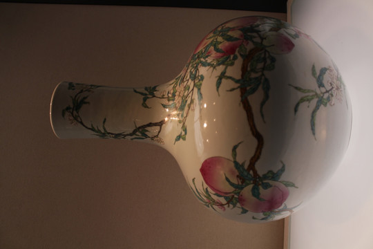 彩绘瓷花瓶