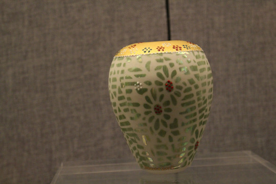 蝴蝶与雏菊瓷瓶造型