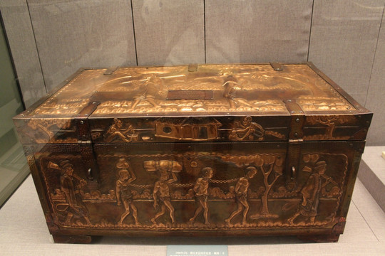 铜雕木箱