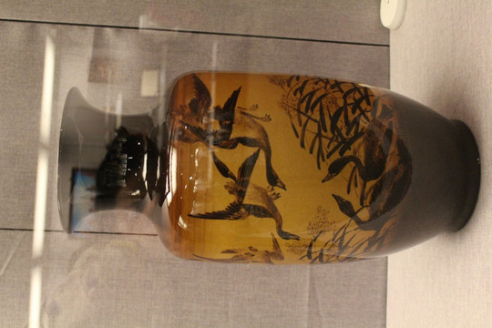 精致陶瓷花瓶