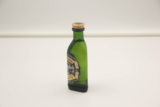 洋酒绿瓶三角瓶侧