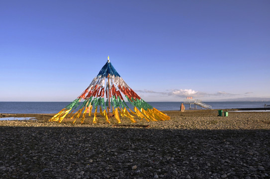 青海湖经幡风光摄影