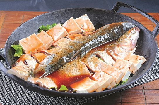 铁锅骨汤焖梭鱼