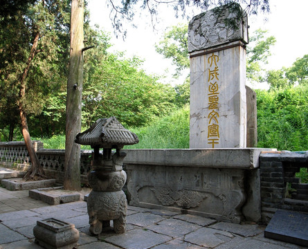 孔子 墓碑