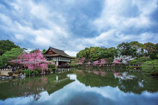 日本京都平安神宫内苑湖上景色